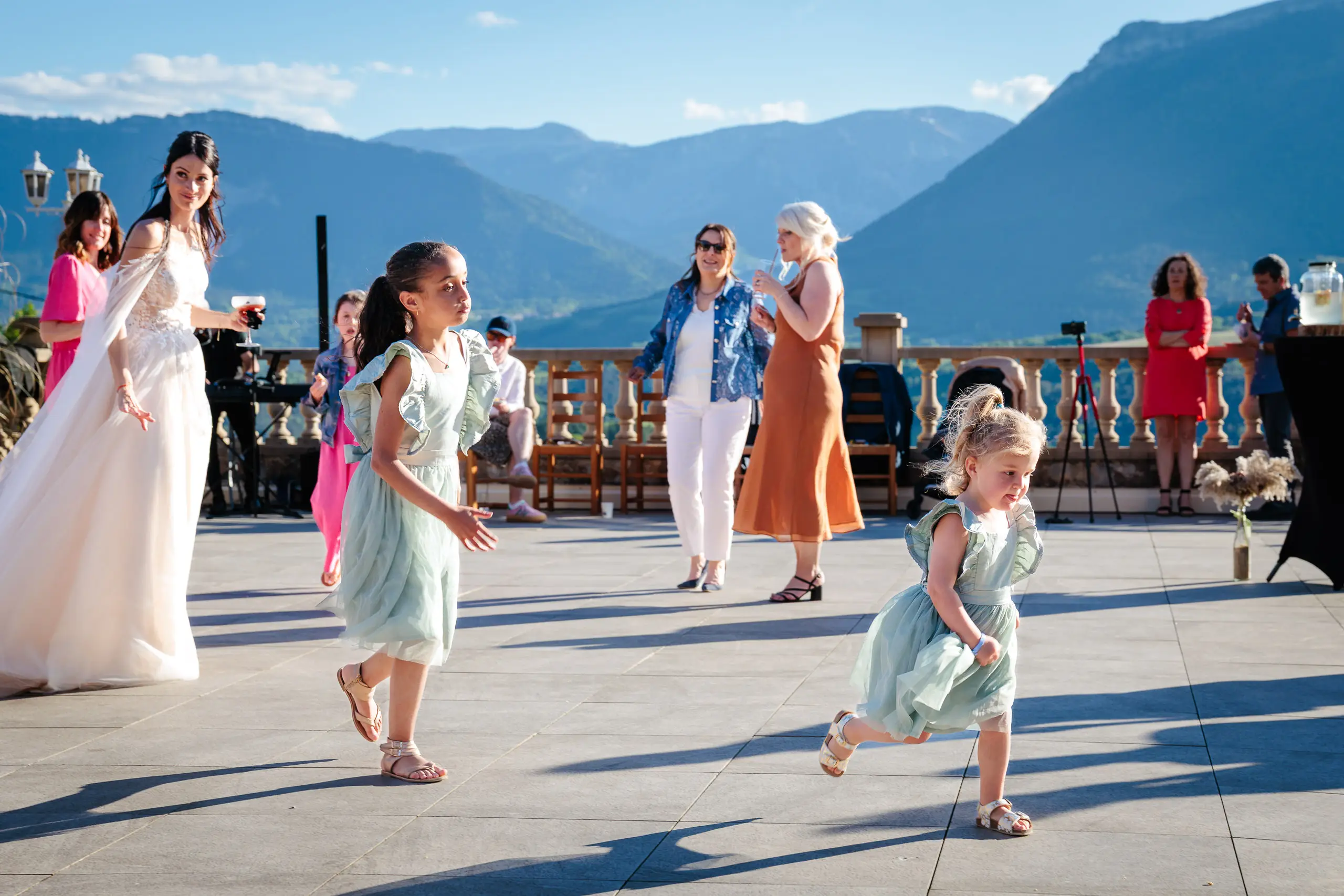 Cérémonie de mariage en montagne avec enfants qui jouent, photo prise par Florian Fauvarque photographe de mariage à Grenoble et en Isère