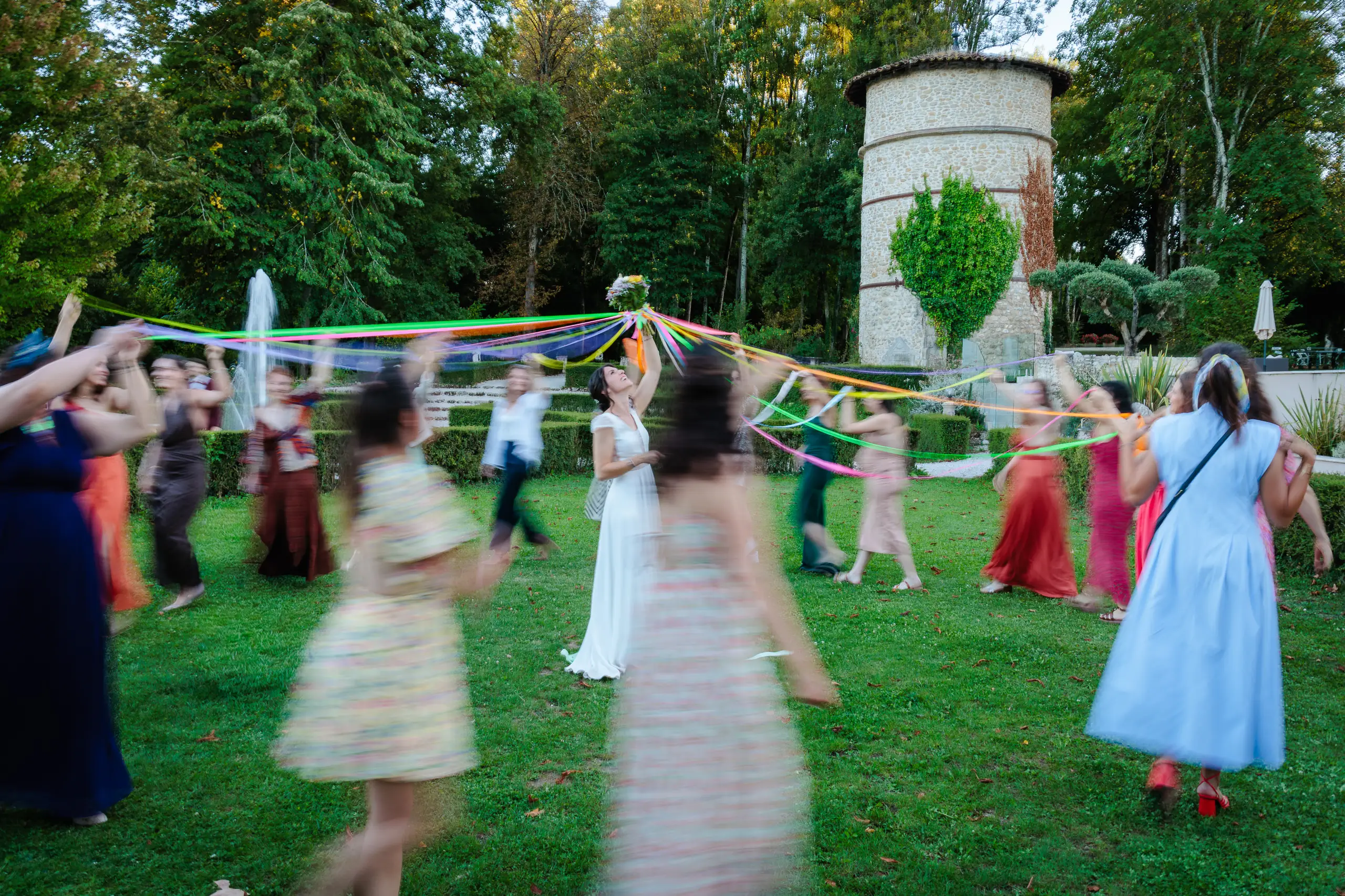 Danse joyeuse de mariage en plein air, photo prise par Florian Fauvarque photographe de mariage à Grenoble et en Isère