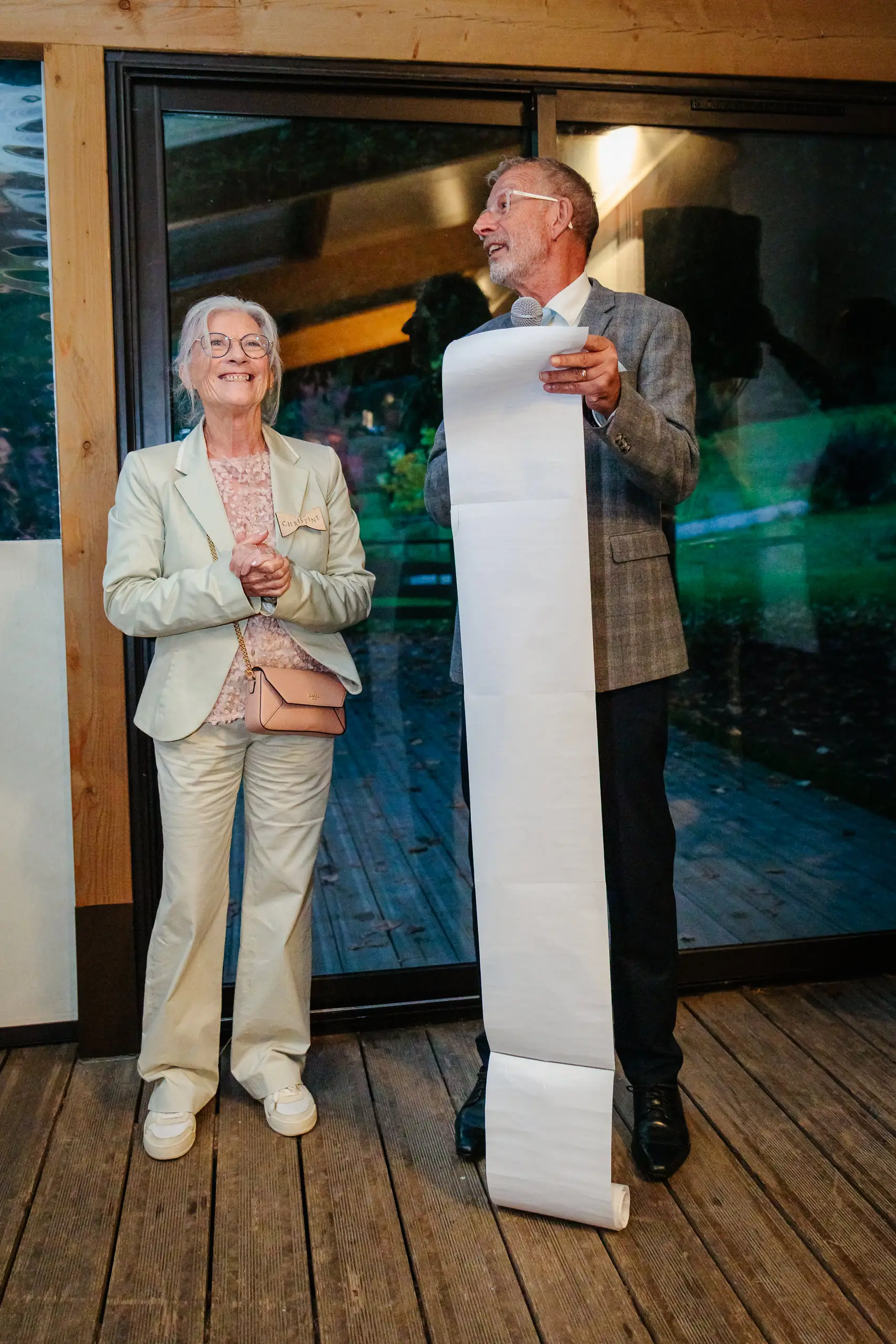 Couple âgé souriant lors d'une célébration, photo prise par Florian Fauvarque photographe de mariage à Grenoble et en Isère