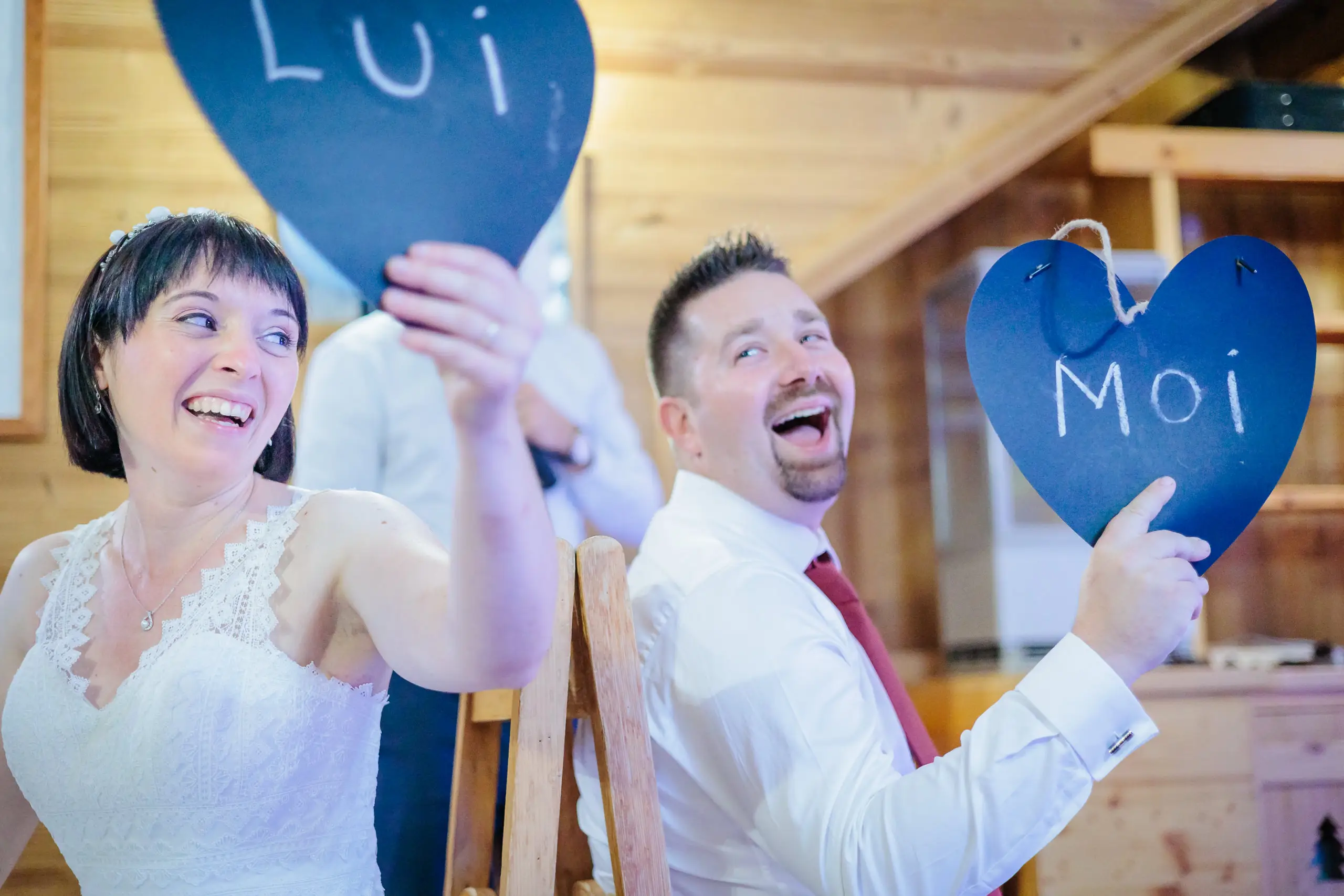 Mariage joyeux avec pancartes Lui et Moi, photo prise par Florian Fauvarque photographe de mariage à Grenoble et en Isère