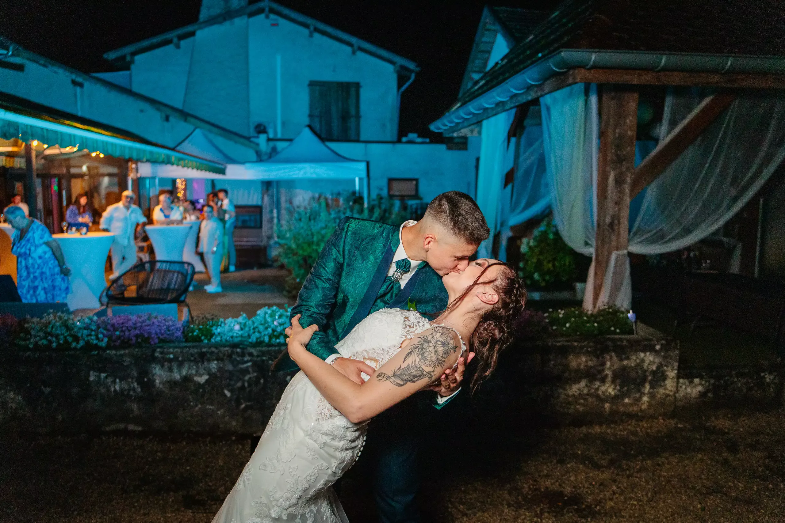 Mariage romantique avec danse passionnée de nuit, photo prise par Florian Fauvarque photographe de mariage à Grenoble et en Isère