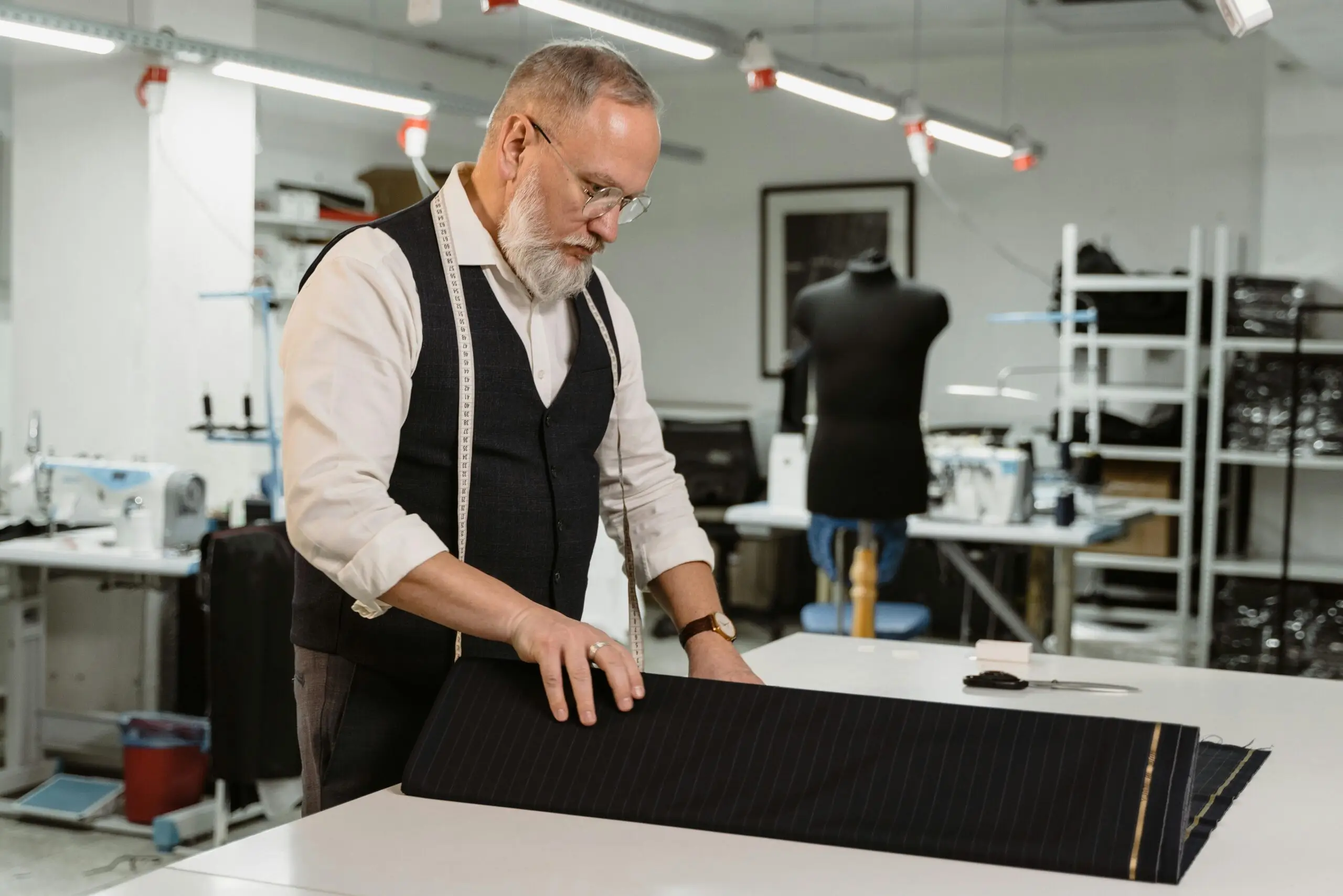Tuxedo ou pantalon habillé homme : quelle pièce choisir pour une tenue élégante ?, photo prise par Florian Fauvarque photographe de mariage à Grenoble et en Isère