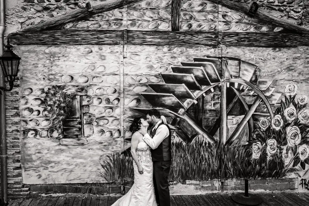 Carole et David : un mariage baroque en noir et blanc au Moulin Piongo, photo prise par Florian Fauvarque photographe de mariage à Grenoble et en Isère
